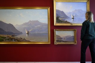 Auguste Veillon appréciait particulièrement les lacs helvétiques, qu'il peignait parfois en série. Ici, une barque lémanique représentée devant les Dents du midi.